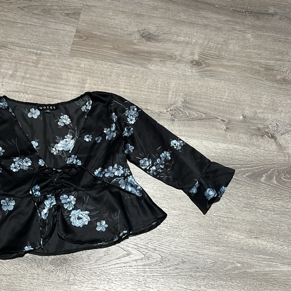 Motel Rocks Vinequa Top In Satin Mono Flower Black - Picture 6 of 14
